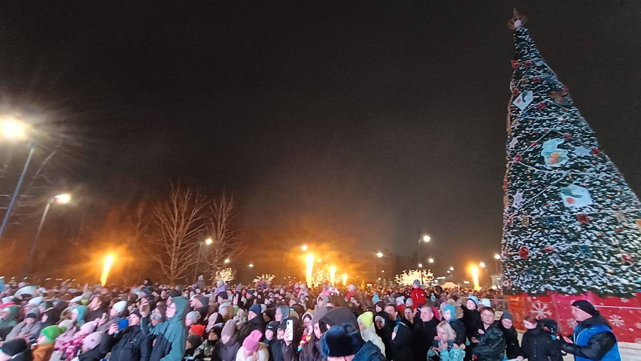 В Великом Устюге продолжаются праздничные гуляния по случаю дня рождения главного зимнего волшебника страны — нашего любимого Дедушки Мороза В Великом Устюге продолжаются праздничные гуляния по случаю дня рождения главного зимнего волшебника страны — нашего любимого Дедушки Мороза