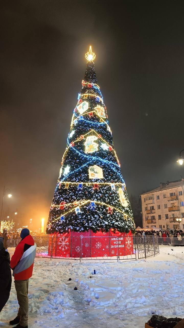 В Великом Устюге продолжаются праздничные гуляния по случаю дня рождения главного зимнего волшебника страны — нашего любимого Дедушки Мороза