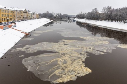 По реке Вологде будто сливки плывут причудливым узором