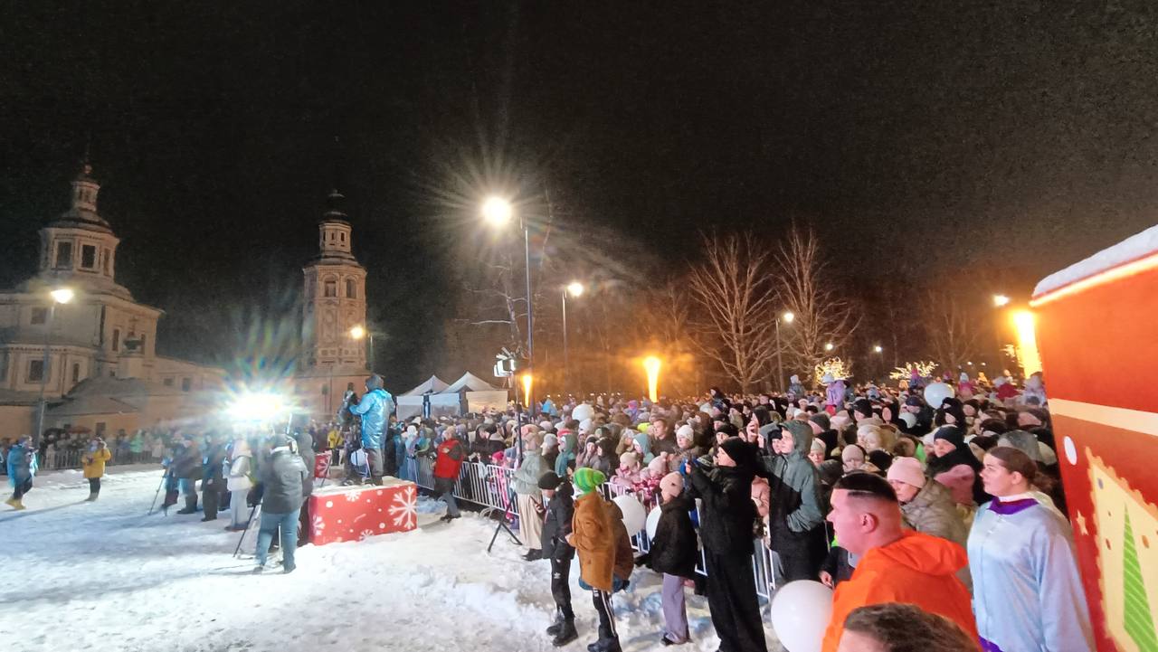 В Великом Устюге продолжаются праздничные гуляния по случаю дня рождения главного зимнего волшебника страны — нашего любимого Дедушки Мороза В Великом Устюге продолжаются праздничные гуляния по случаю дня рождения главного зимнего волшебника страны — нашего любимого Дедушки Мороза