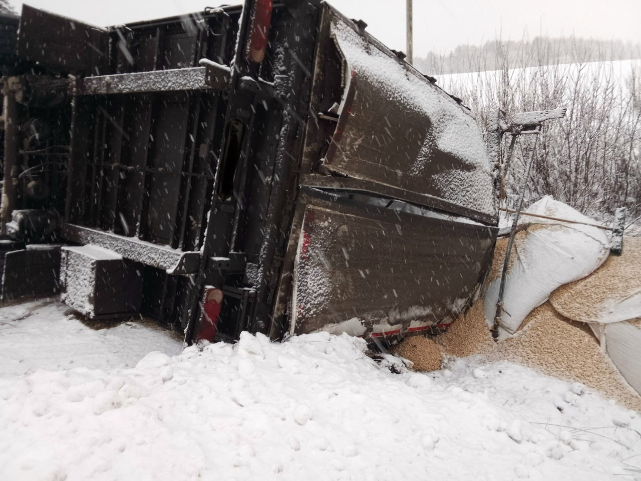 Грузовик с прицепом опрокинулся в кювет в Сокольском округе