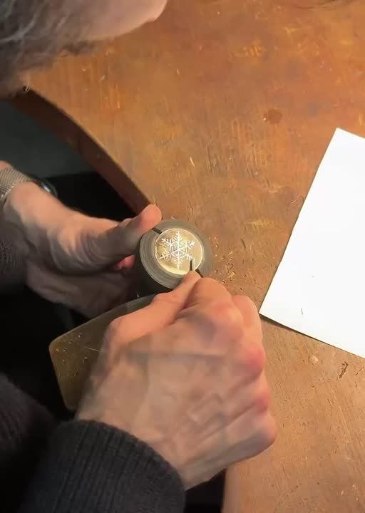 Звезда «Триггера» Максим Матвеев выгравировал свою монету в Великом Устюге