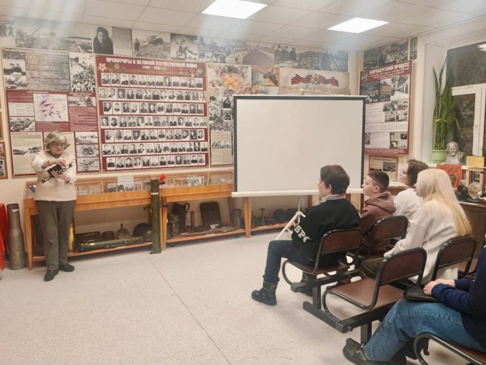 Прокуратурой города Вологды для воспитанников центров помощи детям, оставшимся без попечения родителей города Вологды, проведена обзорная экскурсия в музее прокуратуры Вологодской области