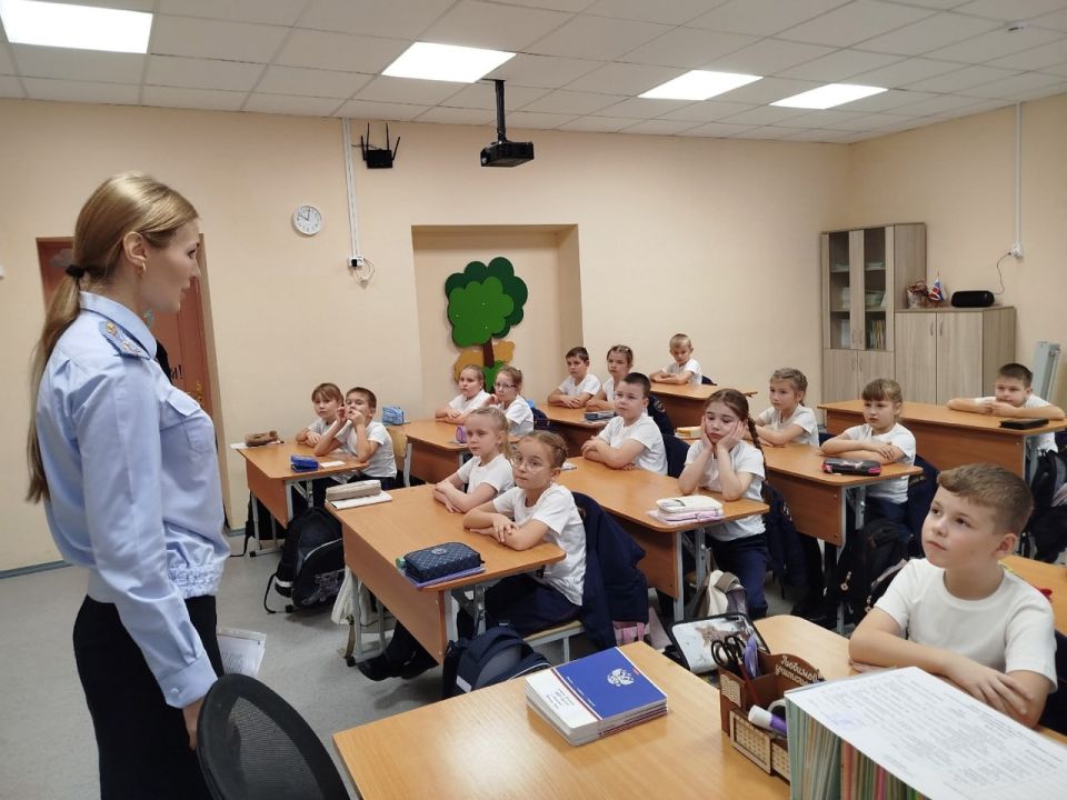 В Никольском округе полицейские провели беседу по правовому информированию с учащимися школы №2