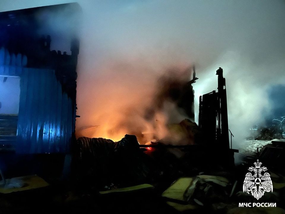 Отец и сын спаслись из пожара, но лишились дома в Вологодском округе