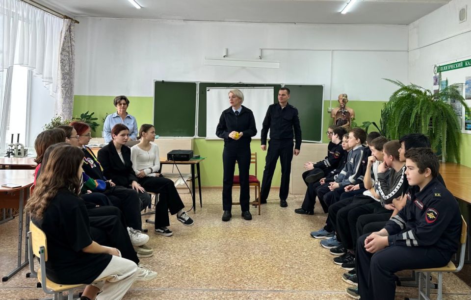Профориентационную встречу с кадетами провели сотрудники ОМВД России «Вологодский»