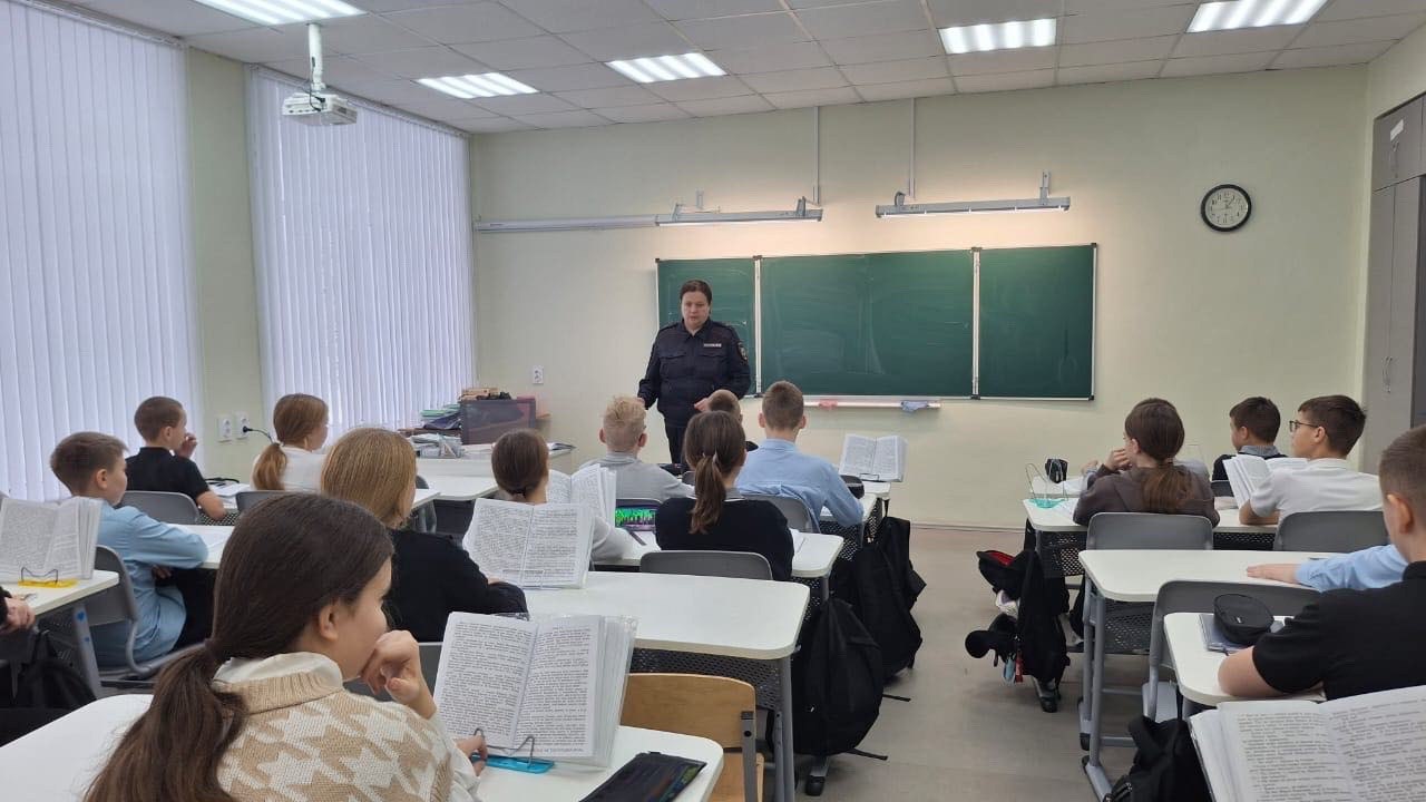 Сотрудники ПДН МО МВД России «Сокольский» провели ряд бесед со школьниками в рамках акции «Чистое поколение-2025»