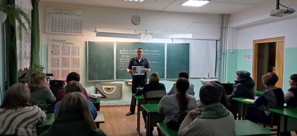 Сотрудники ОМВД России "Кадуйский" проводят профориентационные мероприятия в учащимися и их родителями