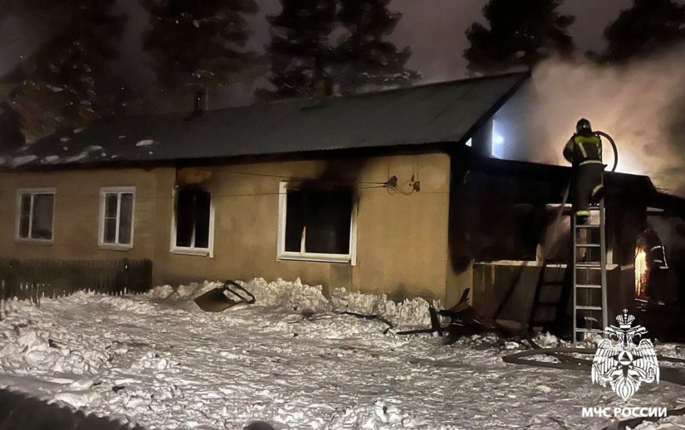 Мужчина, пытаясь потушить пожар в Липином Бору, получил ожоги и оказался в больнице