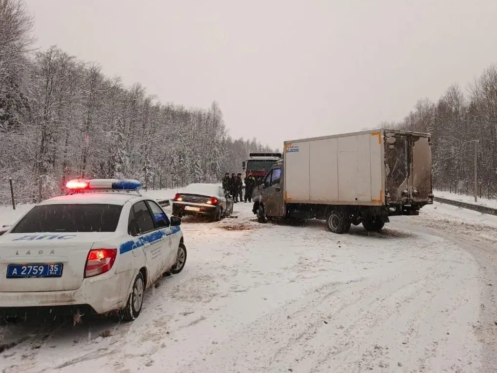 В Шекснинском округе произошло ДТП с участием 3 автомобилей В Шекснинском округе произошло ДТП с участием 3 автомобилей