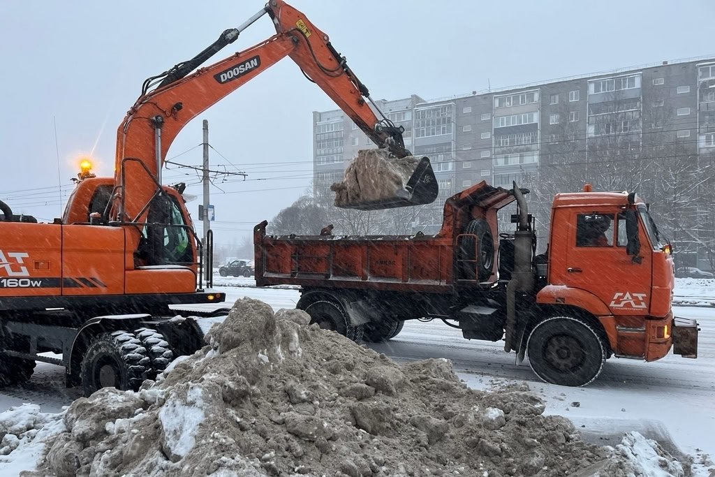 В Череповце на уборку снега вывели дополнительную технику В Череповце на уборку снега вывели дополнительную технику