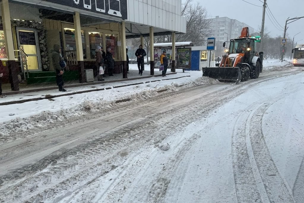 В Череповце на уборку снега вывели дополнительную технику