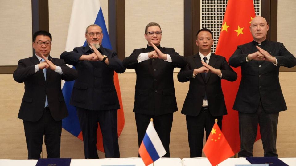 Глава региона Георгий Филимонов сегодня утром заявил, что поездка его отца, Юрия Ильича, в Китай в минувшие выходные носила частный характер