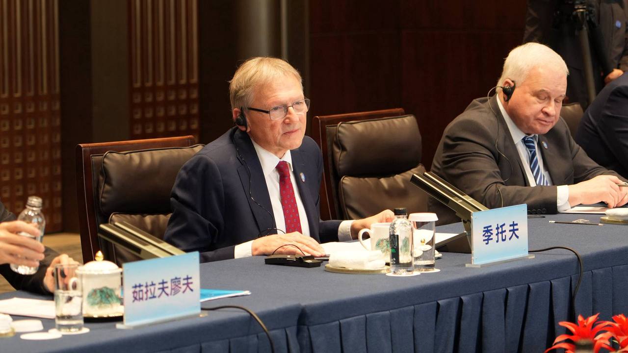 Российская делегация провела переговоры с членом Политбюро ЦК КПК Ли Хунчжуном, одним из ключевых представителей политического руководства Китая Российская делегация провела переговоры с членом Политбюро ЦК КПК Ли Хунчжуном, одним из ключевых представителей политического руководства Китая