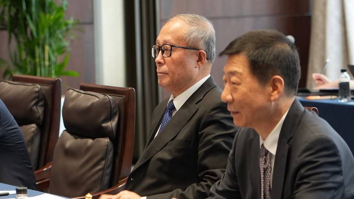 Российская делегация провела переговоры с членом Политбюро ЦК КПК Ли Хунчжуном, одним из ключевых представителей политического руководства Китая Российская делегация провела переговоры с членом Политбюро ЦК КПК Ли Хунчжуном, одним из ключевых представителей политического руководства Китая