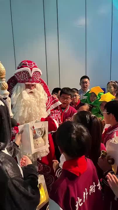 Российский Дед Мороз встретился с детьми в Пекине в рамках международного новогоднего турне