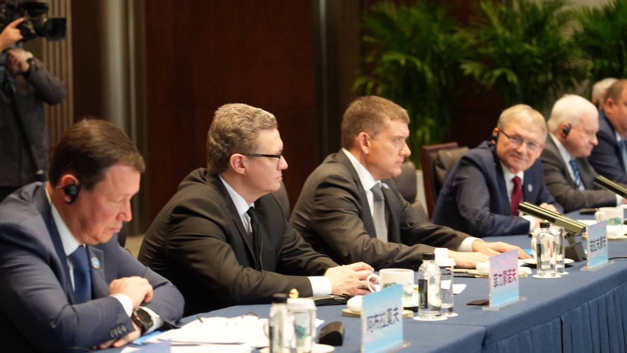 Российская делегация провела переговоры с членом Политбюро ЦК КПК Ли Хунчжуном, одним из ключевых представителей политического руководства Китая Российская делегация провела переговоры с членом Политбюро ЦК КПК Ли Хунчжуном, одним из ключевых представителей политического руководства Китая