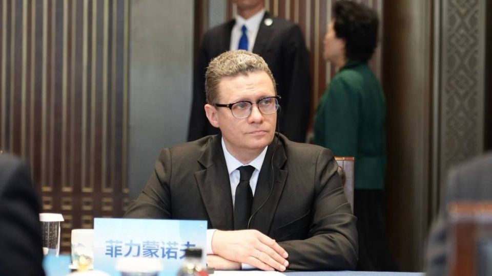 Российская делегация провела переговоры с членом Политбюро ЦК КПК Ли Хунчжуном, одним из ключевых представителей политического руководства Китая