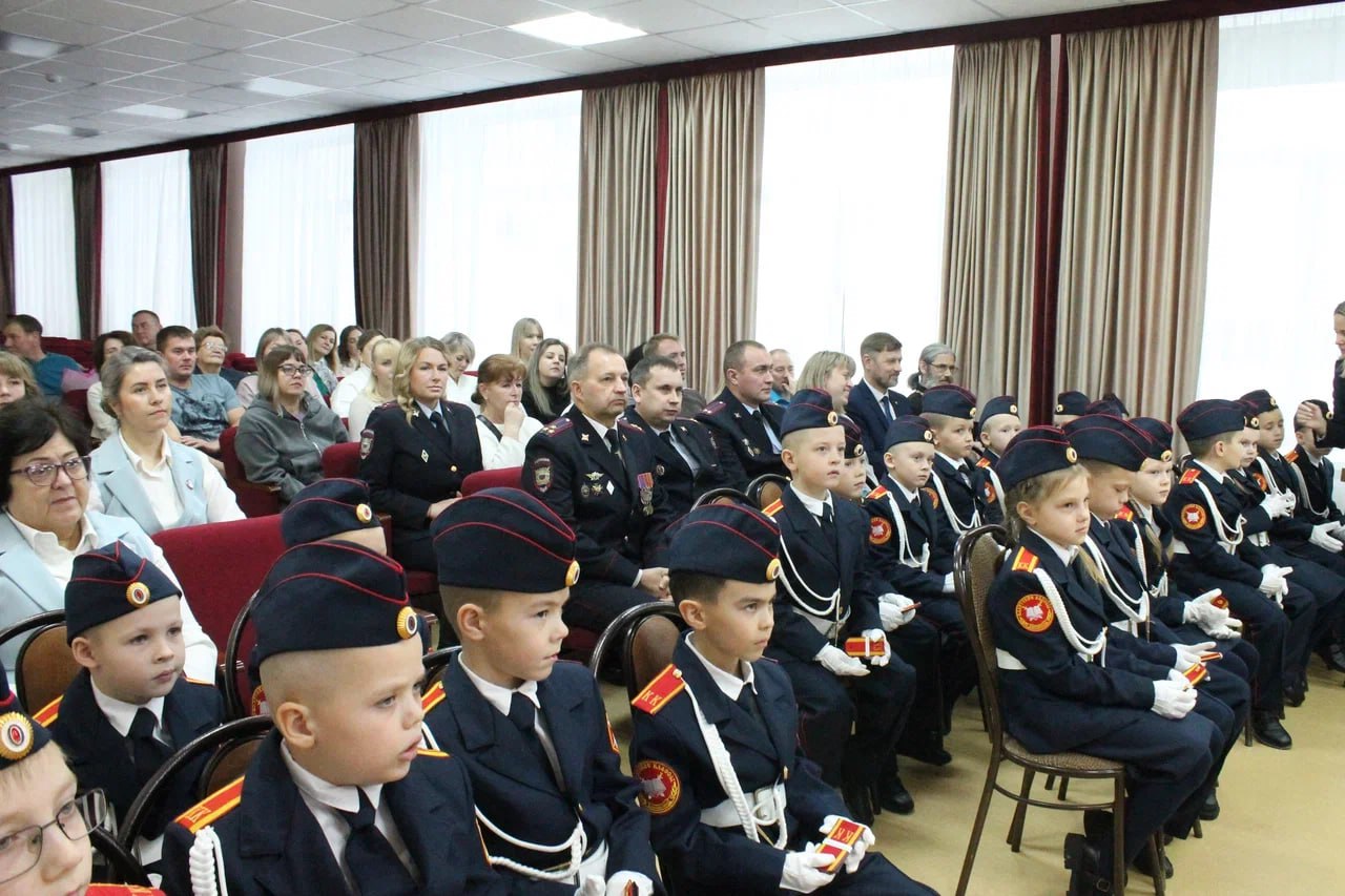 В Верховажье полицейские приняли присягу у кадетов В Верховажье полицейские приняли присягу у кадетов