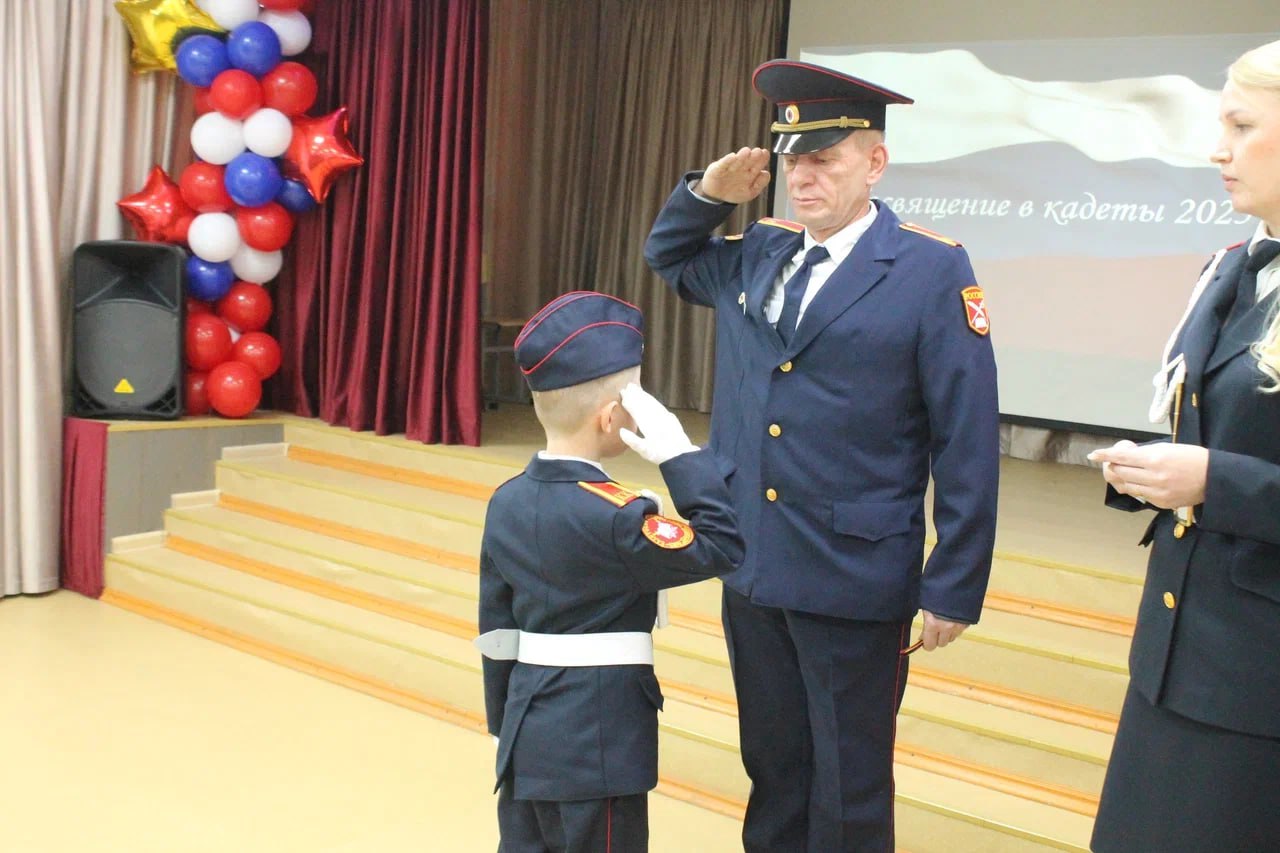 В Верховажье полицейские приняли присягу у кадетов В Верховажье полицейские приняли присягу у кадетов