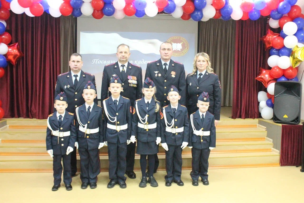 В Верховажье полицейские приняли присягу у кадетов В Верховажье полицейские приняли присягу у кадетов