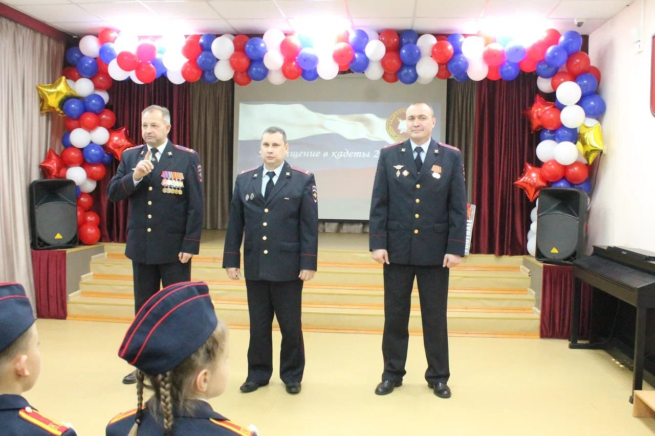 В Верховажье полицейские приняли присягу у кадетов В Верховажье полицейские приняли присягу у кадетов