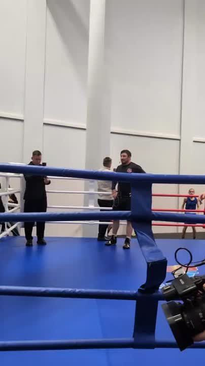 В эти минуты прославленный боксер Алексей Папин проводит в Вологде мастер-класс по боксу для юных вологжан