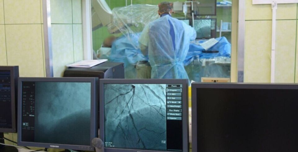 Серию высокотехнологичных операций по эндопротезированию аорты провели врачи в Вологде