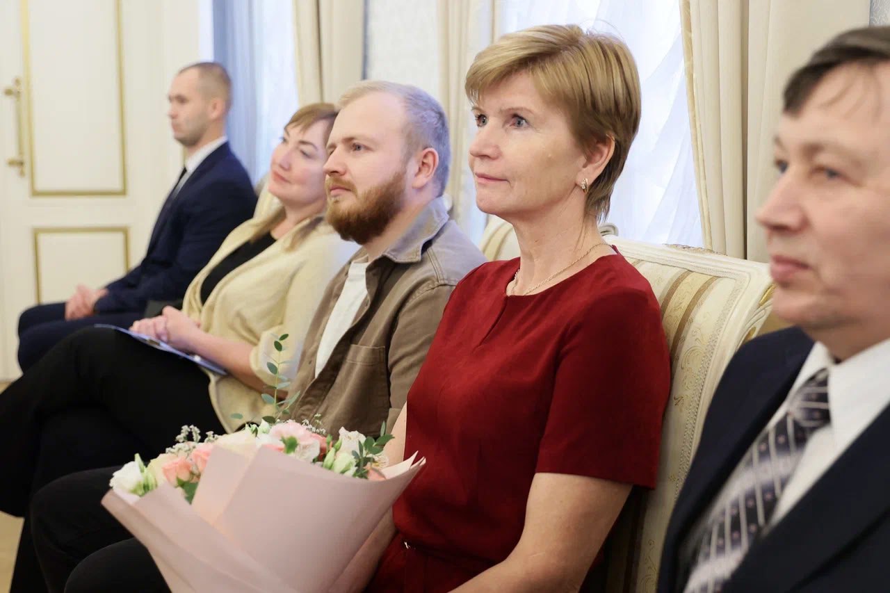 Георгий Филимонов вручил государственные награды шести многодетным семьям Вологодской области Георгий Филимонов вручил государственные награды шести многодетным семьям Вологодской области