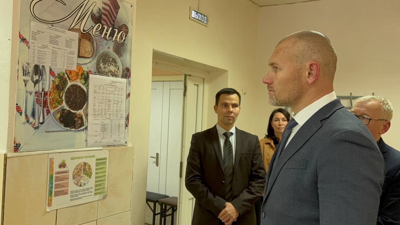 Андрей Накрошаев: В ходе рабочей поездки в курируемый Кичменгско-Городецкий округ проверил и организацию школьного питания Андрей Накрошаев: В ходе рабочей поездки в курируемый Кичменгско-Городецкий округ проверил и организацию школьного питания