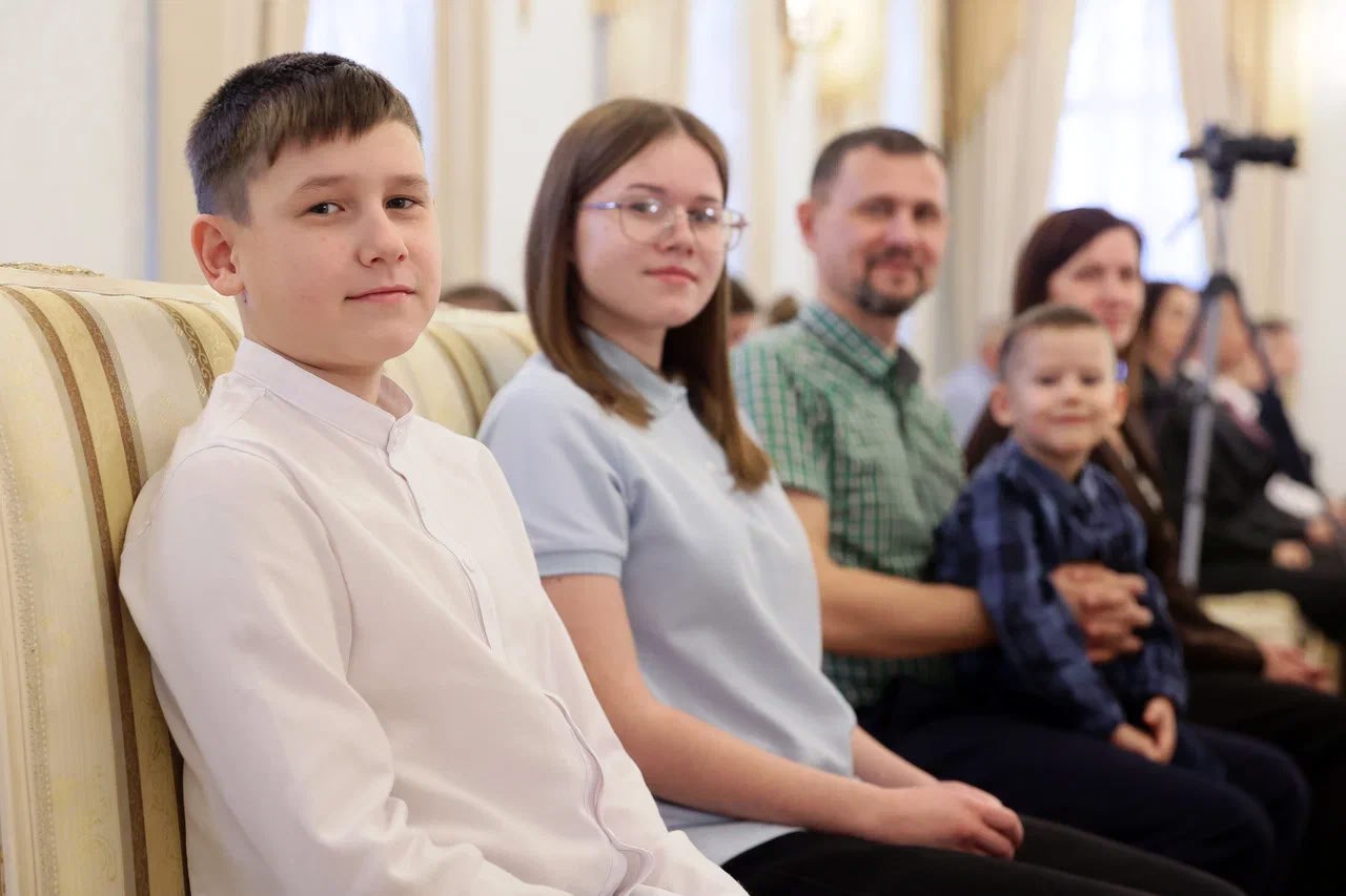 Георгий Филимонов вручил государственные награды шести многодетным семьям Вологодской области Георгий Филимонов вручил государственные награды шести многодетным семьям Вологодской области