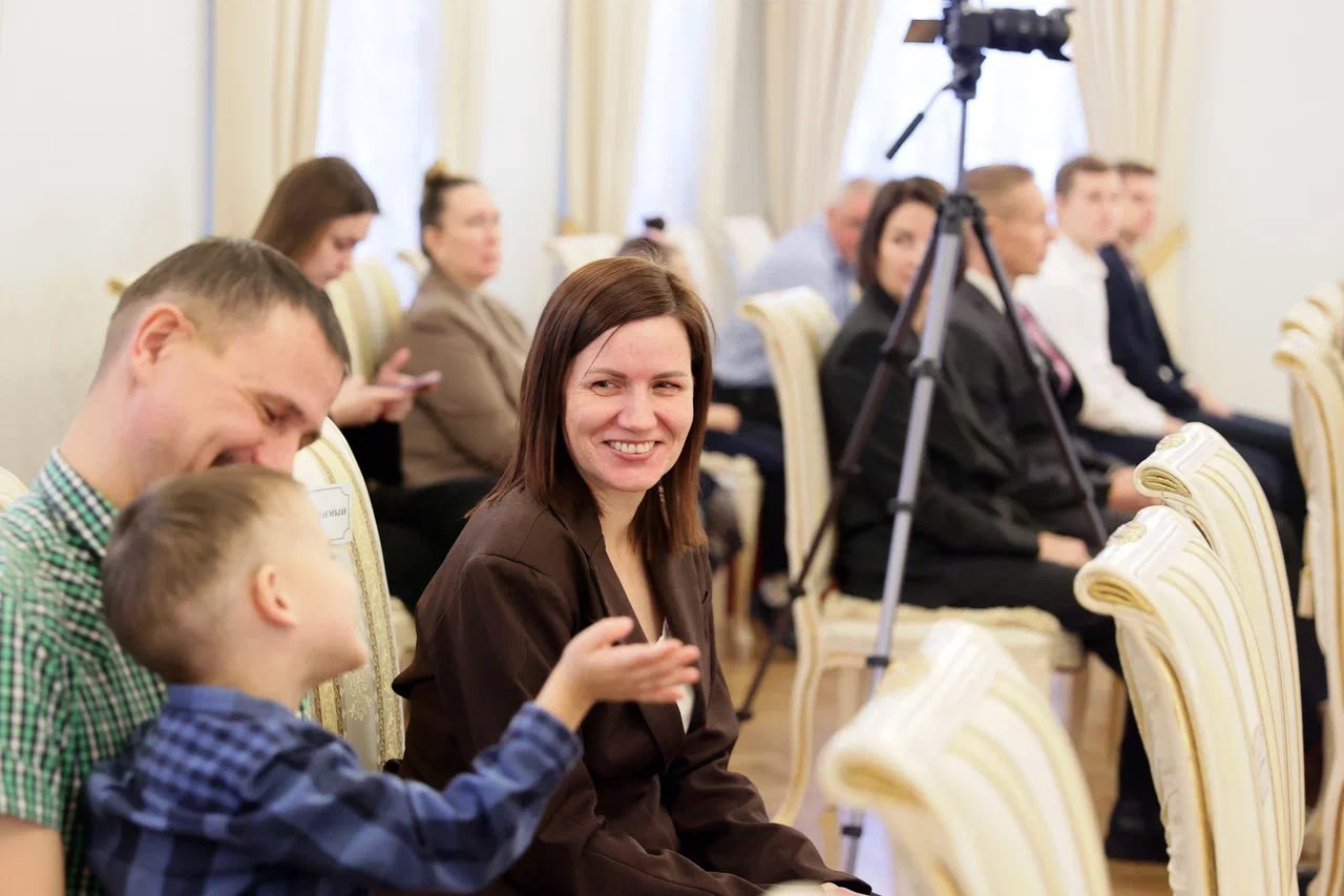 Георгий Филимонов вручил государственные награды шести многодетным семьям Вологодской области Георгий Филимонов вручил государственные награды шести многодетным семьям Вологодской области