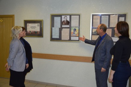 Выставку об истории развития избирательной системы на Вологодчине посетили председатели ТИК