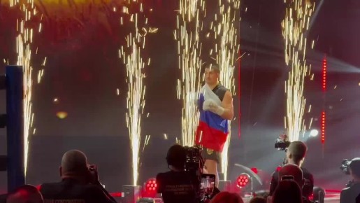 На ринге боец из России Алексей Папин и его противник из Камеруна Ролли Ламберт Фогум! Это бой вечера!