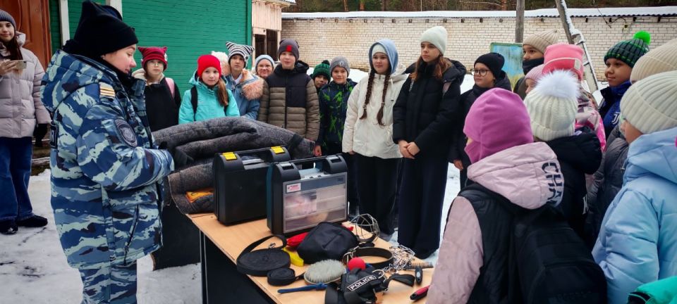 Школьники побывали на экскурсии в кинологической службе ОМВД России «Великоустюгский»