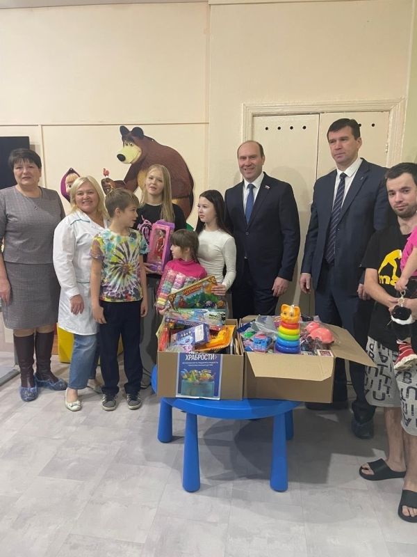 Депутаты поддержали партийную акцию «Коробка храбрости»