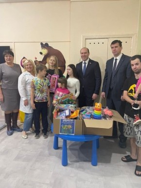 Депутаты поддержали партийную акцию «Коробка храбрости»