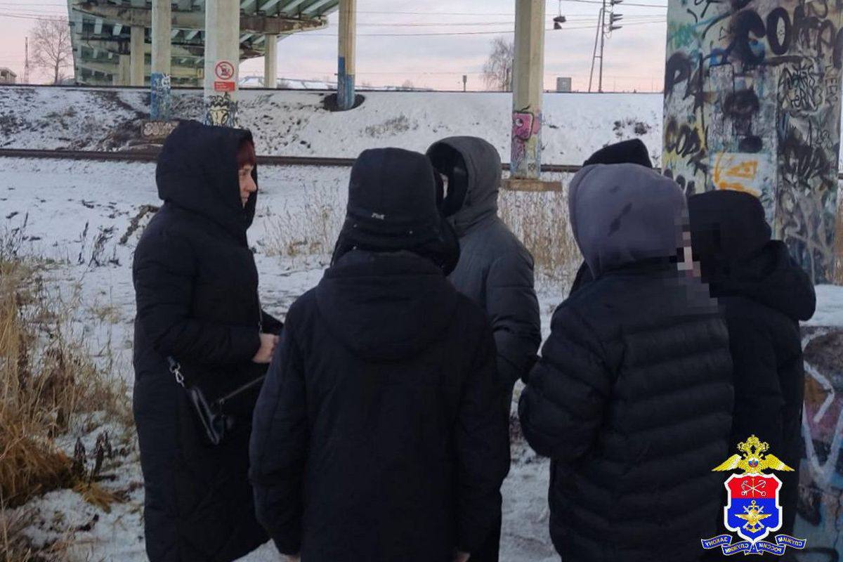 В Вологде транспортные полицейские задержали двух школьников-зацеперов