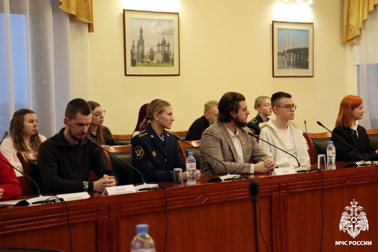 «На страже поколений: как МЧС России отвечает на вызовы времени» «На страже поколений: как МЧС России отвечает на вызовы времени»