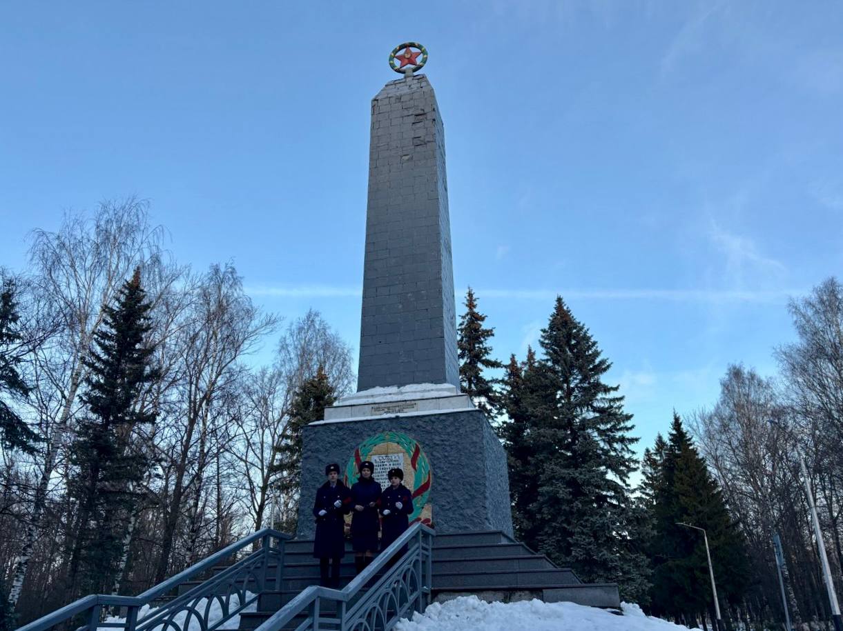 Сотрудники следственного управления и кадеты ведомства почтили память павшим героям в День Неизвестного Солдата Сотрудники следственного управления и кадеты ведомства почтили память павшим героям в День Неизвестного Солдата