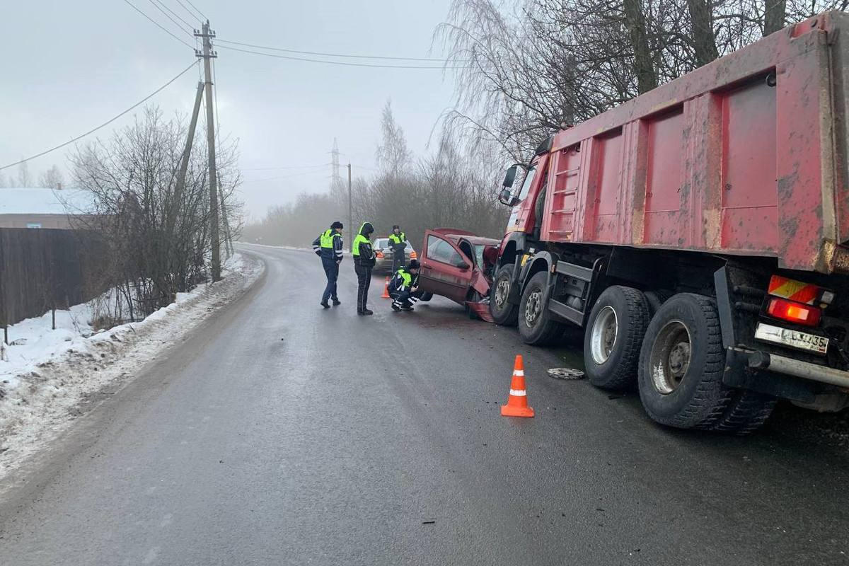 Под Череповцом погиб пассажир въехавшей под грузовик легковушки Под Череповцом погиб пассажир въехавшей под грузовик легковушки