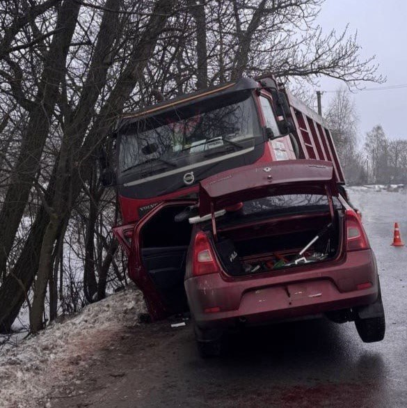 Мужчина погиб при лобовом столкновении грузовика и легкового автомобиля под Череповцом Мужчина погиб при лобовом столкновении грузовика и легкового автомобиля под Череповцом