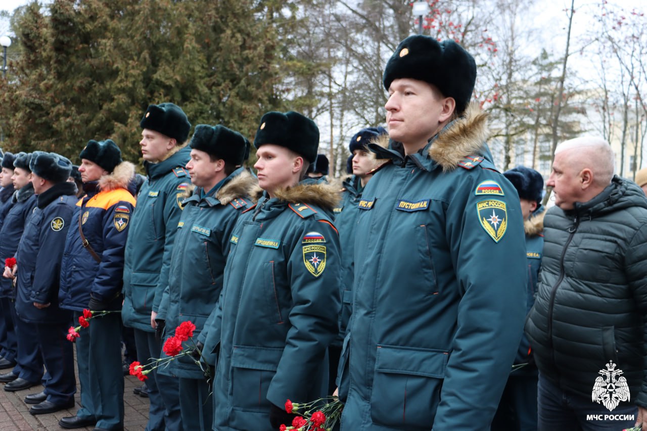 Сотрудники МЧС России возложили цветы к воинским мемориалам Сотрудники МЧС России возложили цветы к воинским мемориалам