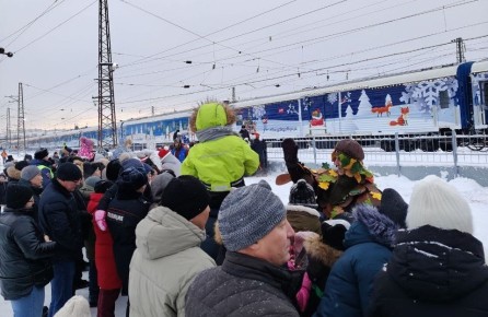 Поезд Деда Мороза сегодня побывал на станциях Залари и Нижнеудинск