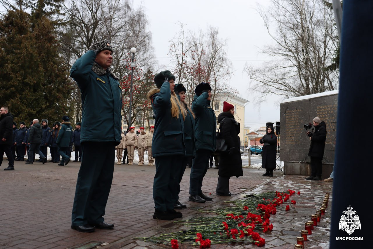 Сотрудники МЧС России возложили цветы к воинским мемориалам Сотрудники МЧС России возложили цветы к воинским мемориалам