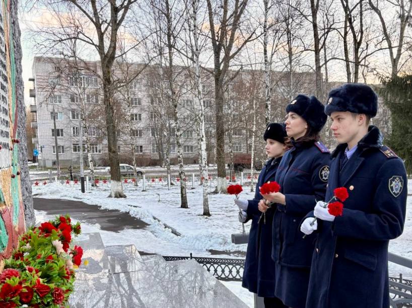 Сотрудники следственного управления и кадеты ведомства почтили память павшим героям в День Неизвестного Солдата Сотрудники следственного управления и кадеты ведомства почтили память павшим героям в День Неизвестного Солдата