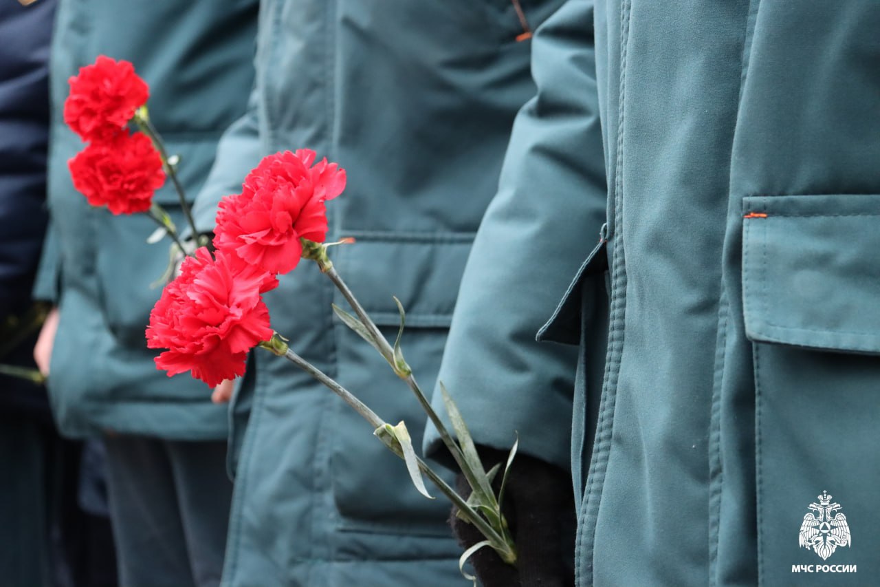 Сотрудники МЧС России возложили цветы к воинским мемориалам Сотрудники МЧС России возложили цветы к воинским мемориалам