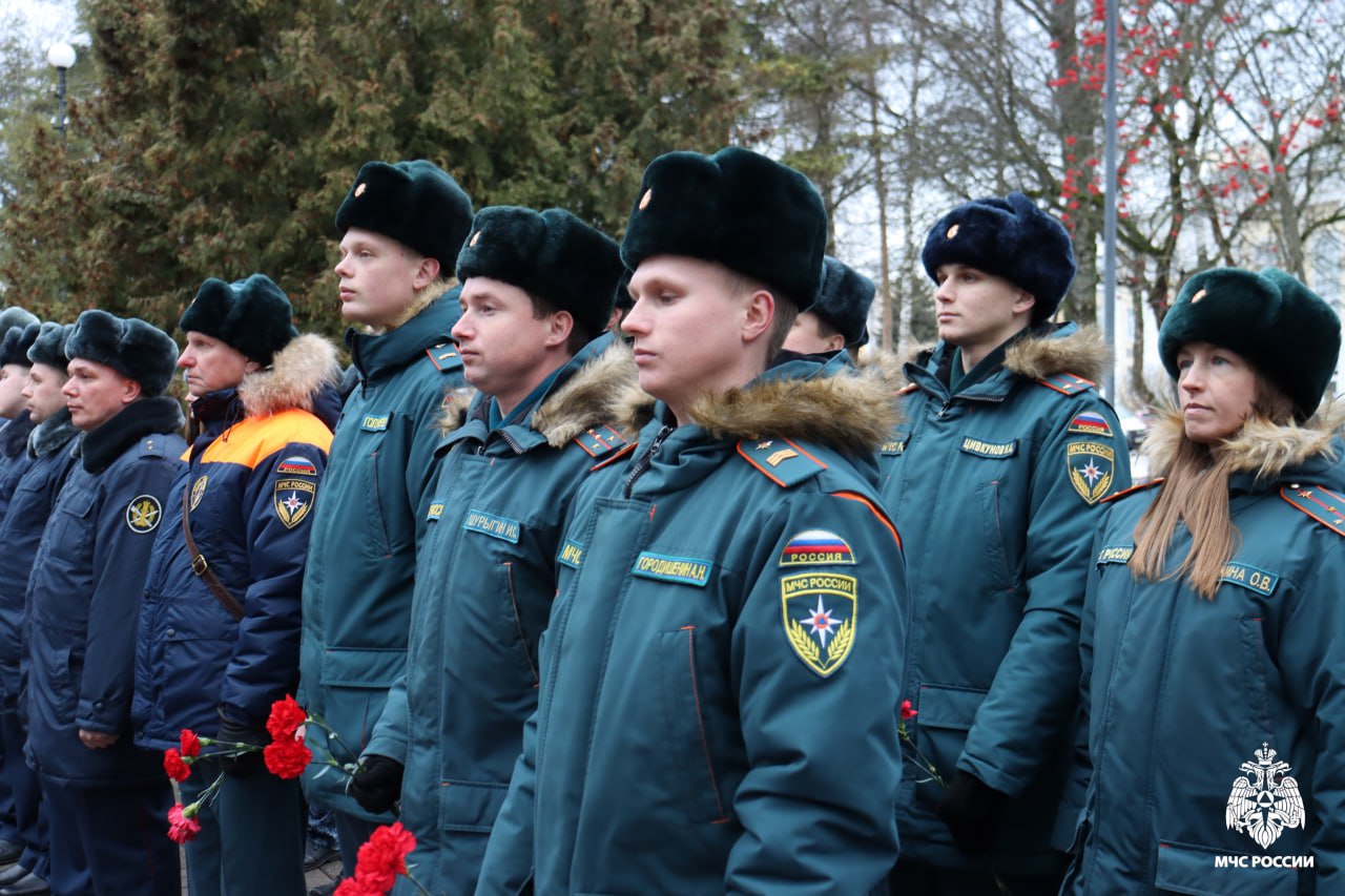 Сотрудники МЧС России возложили цветы к воинским мемориалам Сотрудники МЧС России возложили цветы к воинским мемориалам