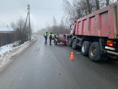 Мужчина погиб при лобовом столкновении грузовика и легкового автомобиля под Череповцом