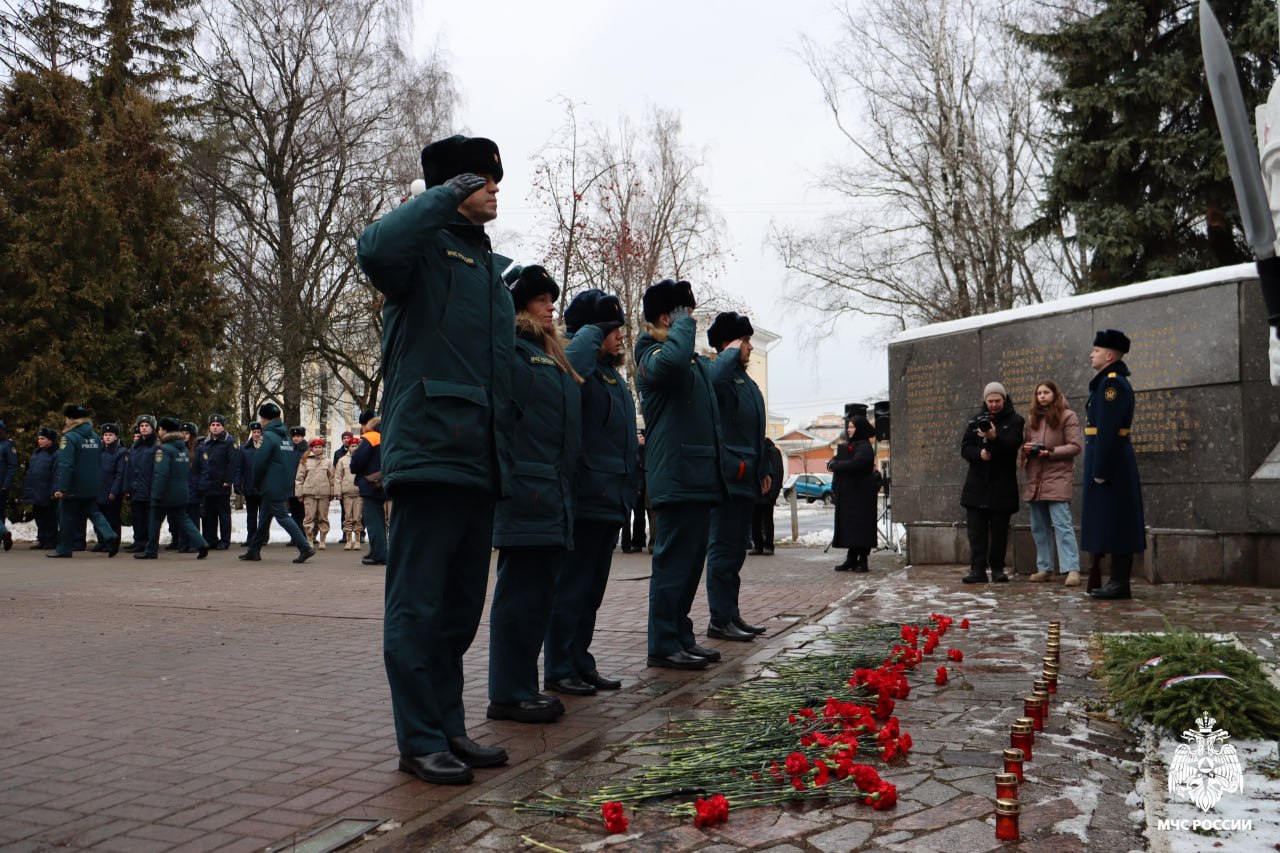 Сотрудники МЧС России возложили цветы к воинским мемориалам Сотрудники МЧС России возложили цветы к воинским мемориалам